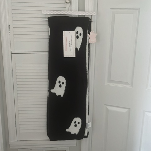 NWT Tik Tok Viral Cupcakes and Cashmere Plush Black White Ghost Throw Reversible - Picture 6 of 6